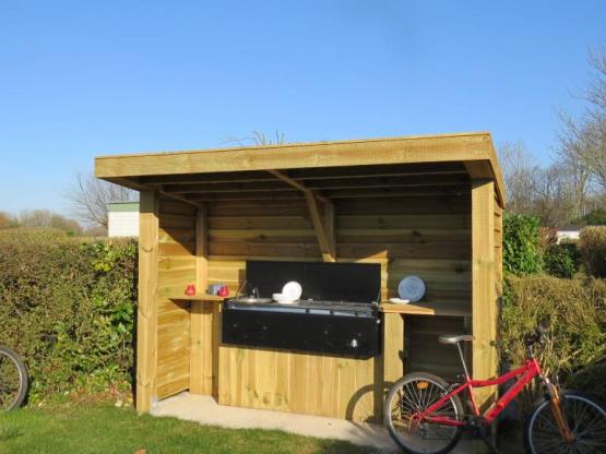 Privilege Formule (1 tent, caravan + 1 auto of camper / elektriciteit 10A) + Wateraansluiting en afvoer