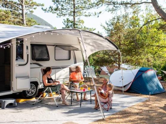 Kampeerplaats incl. 2 pers, elektra en auto