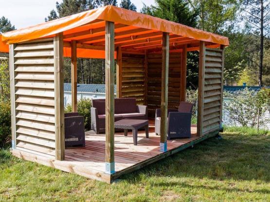 Glampingkampeerplaats XL - elektriciteit 10 A inbegrepen, 120 tot 150 m², terras loungeset en  houten pergola met shutters voor extra privacy