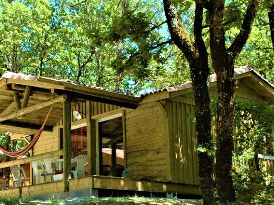 Chalet met uitzicht op het zwembad en de speeltuin