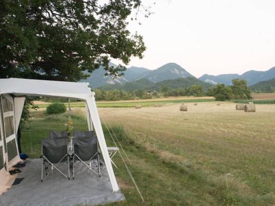 DELUXE kampeerplek (uitzicht op de velden & privé badkamer), personen en elektriciteit te boeken als optie