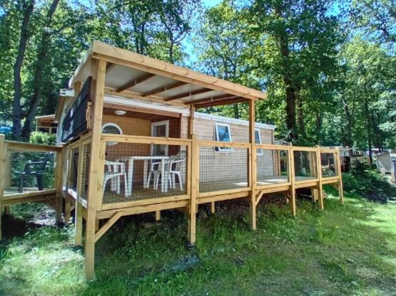 Standaard Houten Stacaravan 24m² 2 slaapkamers + half overdekt terras 18m² + TV