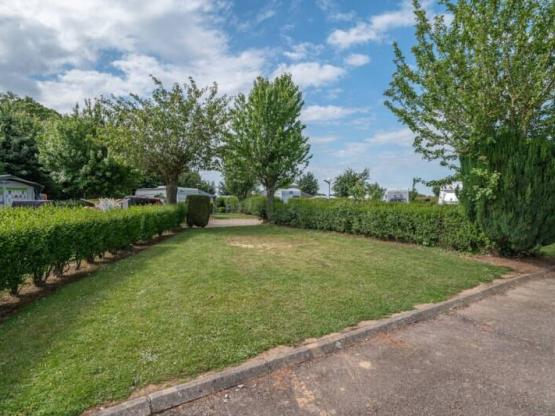 Standplaats Telt + elektriciteit + voertuig