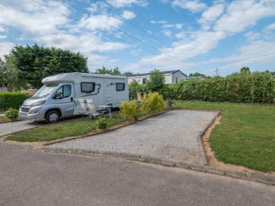 Standplaats camper + elektriciteit + voertuig