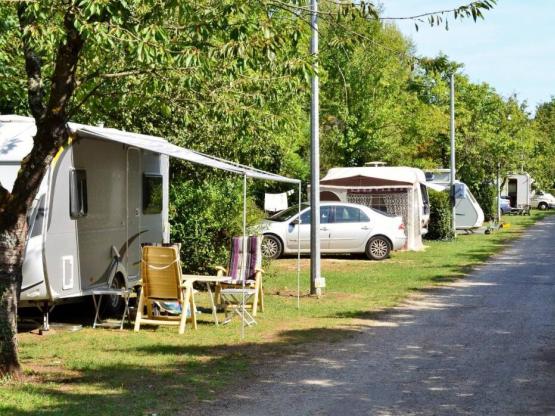 Standplaats: auto + tent/caravan of kampeerauto
