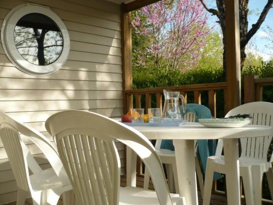 Stacaravan 20m² - 2 slaapkamers + Halfoverdekt terras 7,50m²