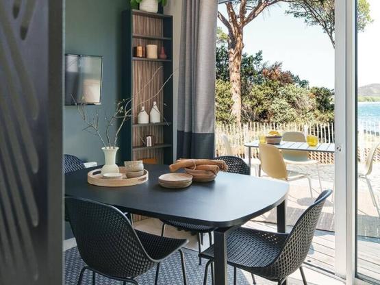 Stacaravan in chalet SUPER PREMIUM ESPACE, 2 slaapkamers, airconditioning, 2 douche/wc, 32m²