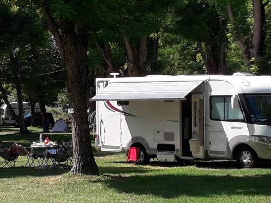 Standplaats: auto + tent/caravan of kampeerauto + elektriciteit