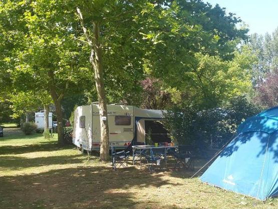 Pakket: standplaats + 1 voertuig + tent of caravan of kampeerauto