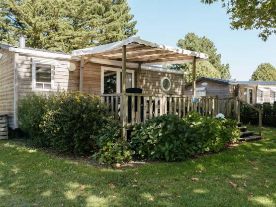 Stacaravan CONFORT 29m² (2 kamers) + Half-overdekt terras 18m²