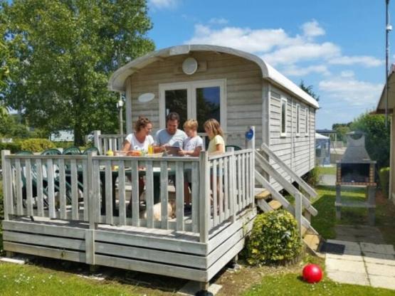 Pipowagen 20m² (2 slaapkamers) + TV + terras