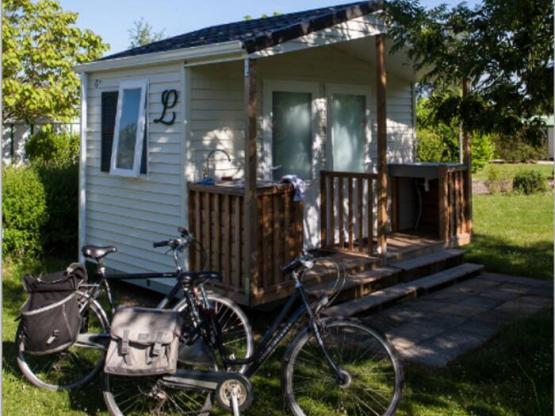 Castel Suite : luxe staanplaats  Luxe 180m²met privé sanitair- elektriciteit 16A - auto op staanplaats