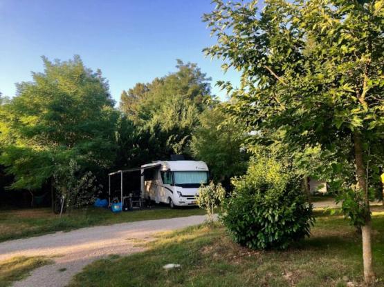 04 Standplaats XL + auto + Elektriciteit 6A +150m²