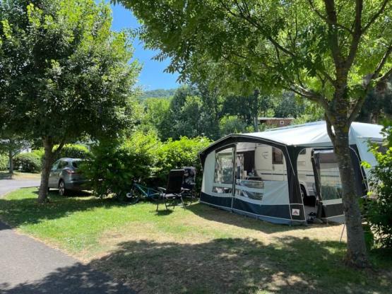 Kamperen : Staanplaats "Grand Confort" met wateraansluiting en afvoerpunt