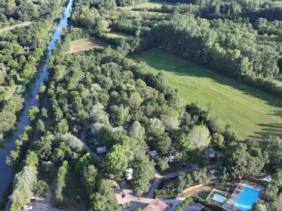 Basisprijs Comfortplaats (1 tent, caravan of camper / 1 auto / elektriciteit 10A)