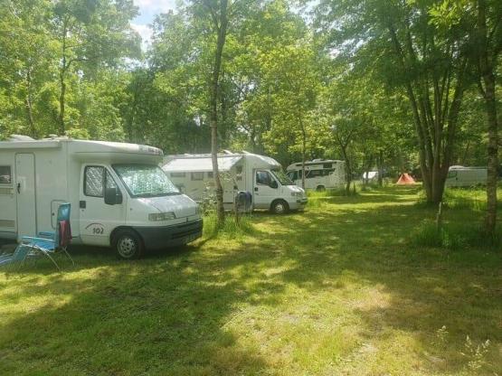 Plaats met 10A elektriciteit (camper, buscamper, caravan, tent)