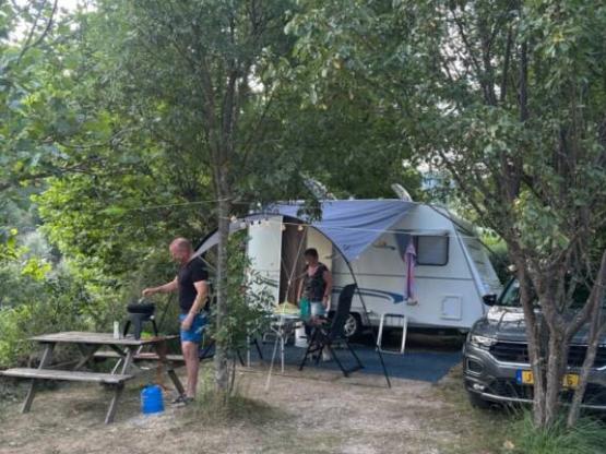 Pakket: standplaats + omgebouwde vrachtwagen of combi vw of kleine caravan ( 2 personen + 1 voertuig)