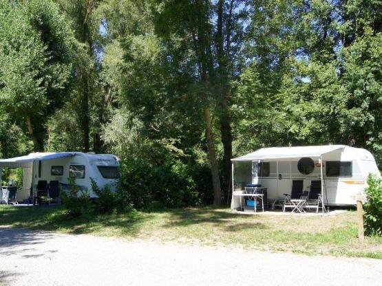 BASISPRIJS CONFORTPLAATS - Tent(en) / caravan + 1 auto (of 1 camper), elektriciteit 10 A