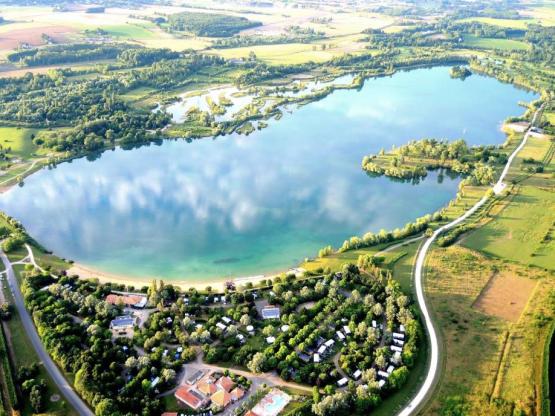 Comfort-staanplaats van 100 m² met koelkast + elektriciteit + water/afvoer