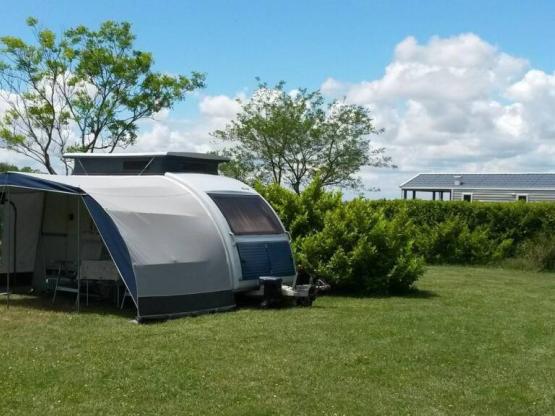 Standplaats CONFORT : auto + tent of caravan + elektriciteit 8A