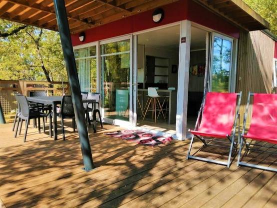 Panoramisch chalet, met grote erkers en uitzicht op een oceaan van groen.