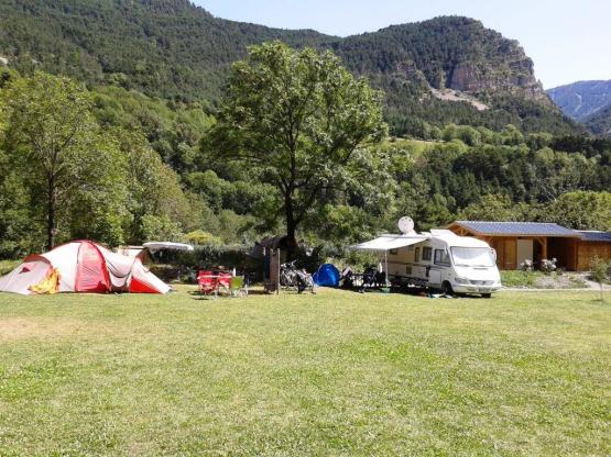 Standplaats: auto + caravan of kampeerauto