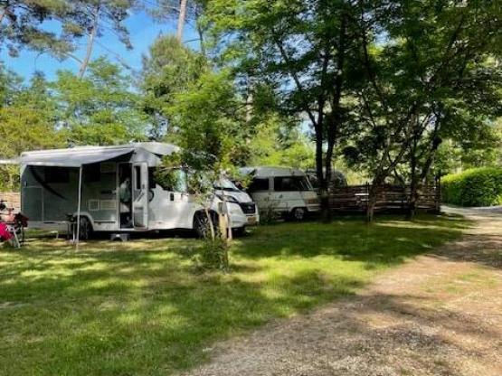 Standplaats + auto + tent, caravan of kampeerauto