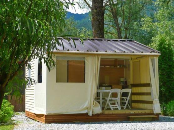 Starcaravan 2 kamers zonder eigen sanitair 16m², ingerichte keuken, overdekt terras