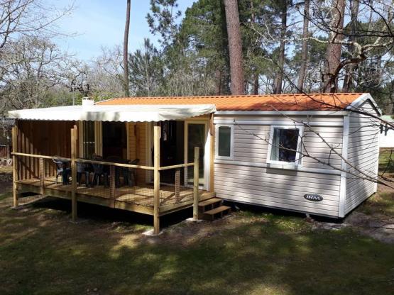 Starcaravan 3 kamers 30m² met airconditioning en televisie + overdekt terras 6m²