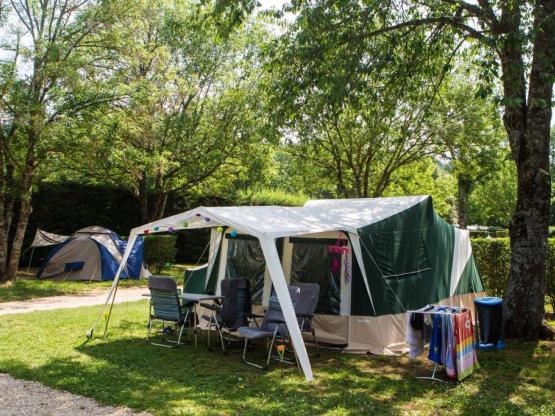 Standplaats: auto + tent/caravan of kampeerauto + elektriciteit