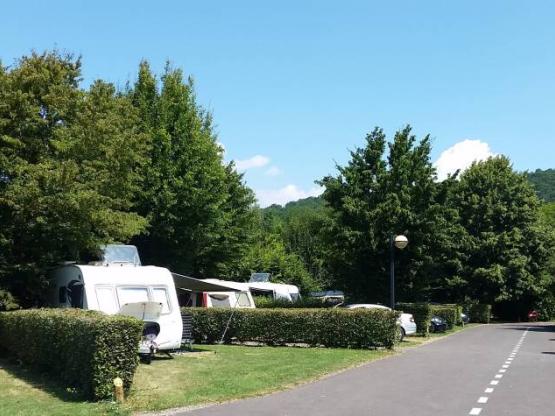 Privilege Formule (1 caravan of camper / 1 auto / elektriciteit 10A) + Wateraansluiting en afvoer