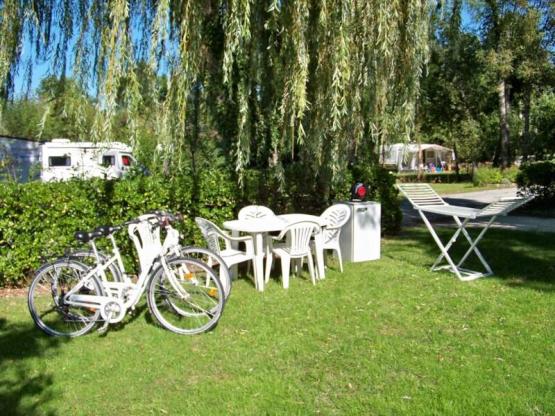 Parcela Premium :  vehículo + tienda o caravana + electricidad