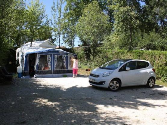Standplaats voor caravan en camper, gestabiliseerd met gemalen kalksteen