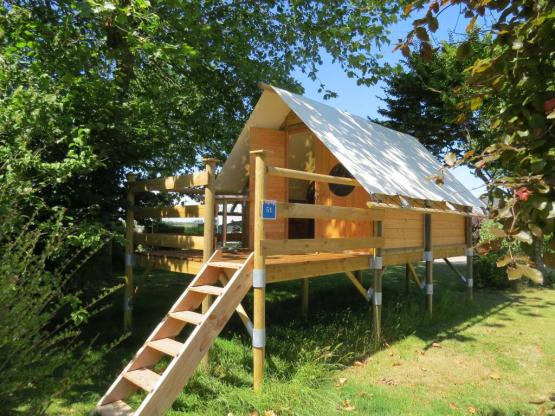 Mini canadese tent op palen STANDARD 8m² - elektriciteit 10A  - 1 (slaap)kamer + Terras - zonder san