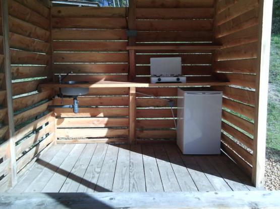 Glamping kampeerplaats XL - 150m² + terras met houten pergola's met shutters voor extra privacy + buitenkeuken (gootsteen met koud water, gasstel met 2 pitten, koelkast, picknicktafel, verlichting)  + elektriciteit10 A