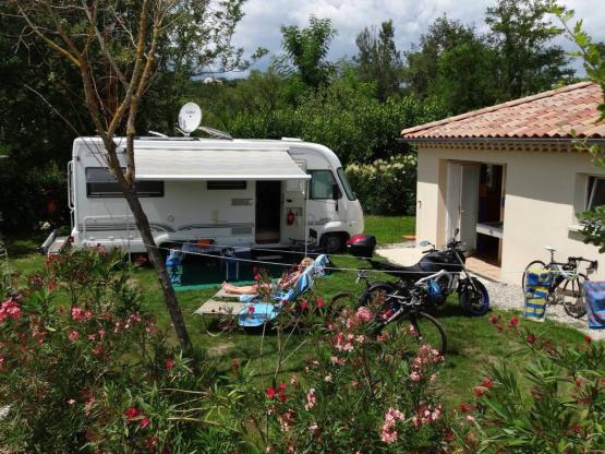 Staanplaats - 100m² - privé sanitair -  auto op standplaats