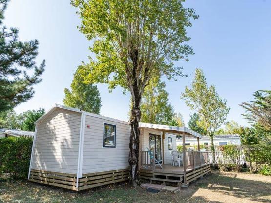 Stacaravan  40m² (4 slaapkamers) + TV + overdekt terras