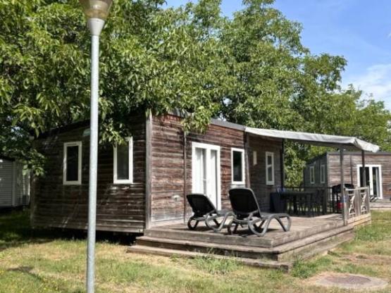 Mobil-Home Premium 30m² 2 kamers + halfoverdekt terras + TV + AIRCONDITIONING