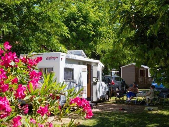 Grand Confort Lente: Kampeerplaats + elektriciteit + water en afvoerpunt