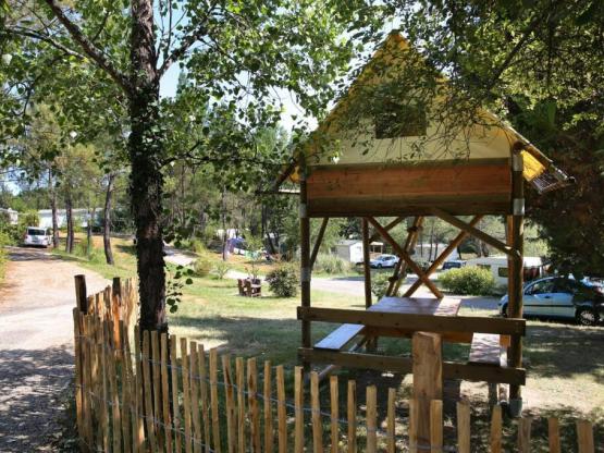 Standplaats + 2 personen met blokhut en 2 bedden voor een Glamping verblijf (elektriciteit inclusif )