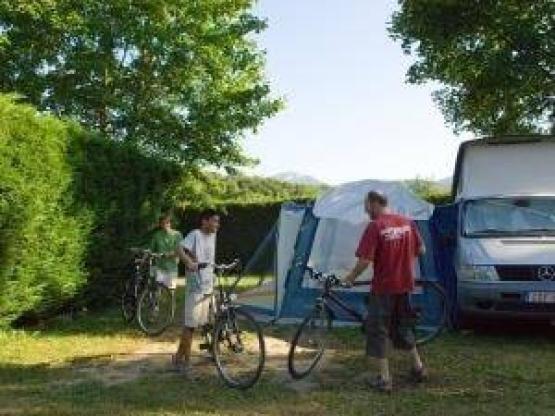 Pakket: standplaats + 1 voertuig + tent of caravan + elektriciteit