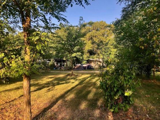 05 Standplaats XL PREMIUM (150m²)  voertuig + elektriciteit 10A + Water + Evacuatie +150m²