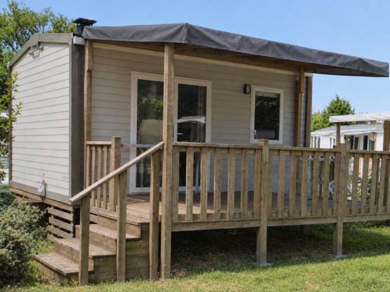2027 - Stacaravan van 18 m² + overdekt houten terras van 8 m²