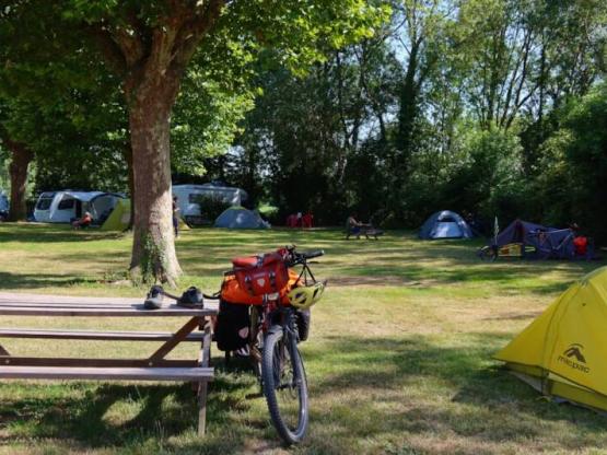 Confort Natuurplaats (elektriciteit 10A) - 180m² - 2 personen -voertuig + tent of caravan of Camper