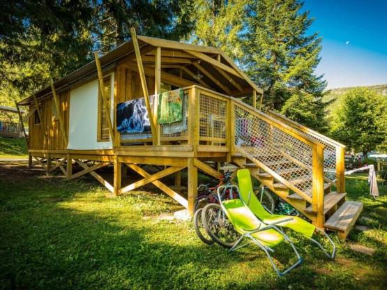 Lodge Cabin Premium op palen 32 m² - 2 slaapkamers (met sanitair) + terras + TV