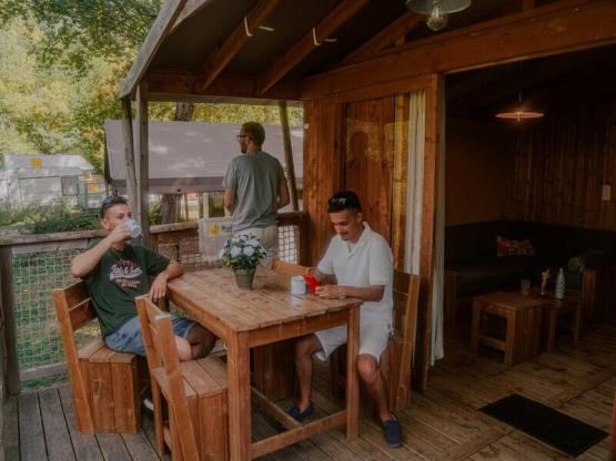 Lodge Cabin Premium op palen 32 m² - 2 slaapkamers (met sanitair) + terras + TV