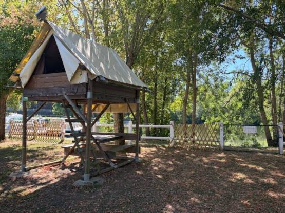 Bivak tent - uitzicht op de rivier