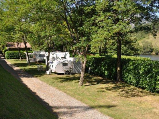 Basisprijs Comfortplaats : auto + tent / caravan of kampeerauto + elektriciteit 6A/ 10A (2 pers.)