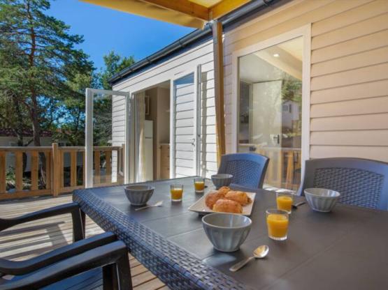 Stacaravan Raimu 28 Luchtverfrissend  - 2 slaapkamers - Terras 15m2