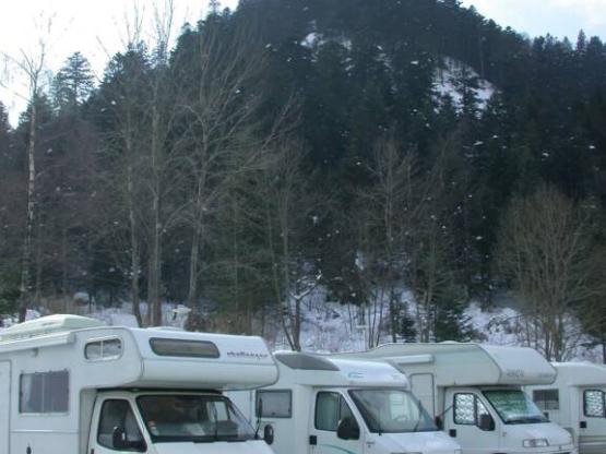 Parkeerplaats voor campers buiten de camping : Formule met 1 camper + 2 personen + 13 amp